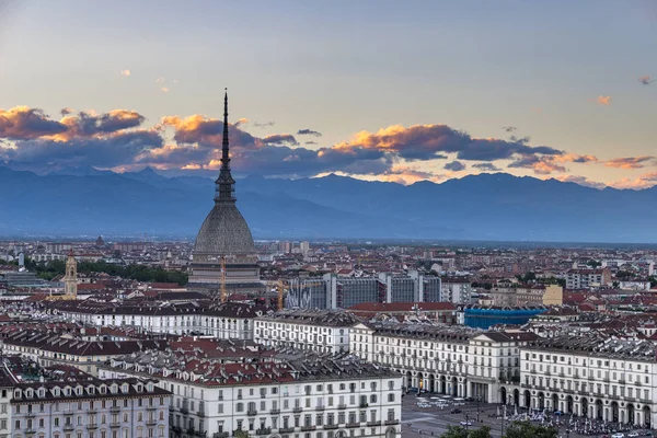 Torino (Turin, İtalya) Cityscape renkli gökyüzü ile alacakaranlıkta — Stok fotoğraf