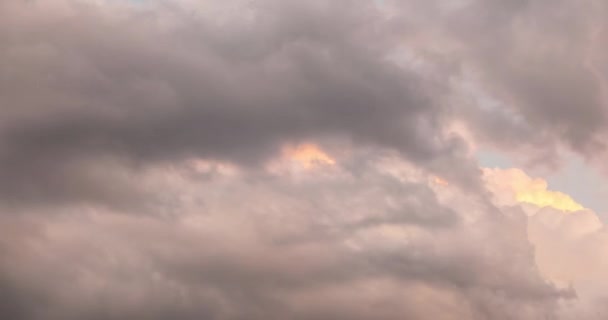 Time-lapse, de kleurrijke wolken en de hemel bij zonsondergang. — Stockvideo