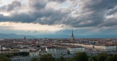 Mole Antonelliana binalar üzerinde yükselen ile gün gece zaman atlamalı Torino (Turin, İtalya) Skyline için. Alpler, alacakaranlık tahrik doğal şehir ışıkları üzerinde dramatik gökyüzü. Seyahat hedef, tarihi kent.