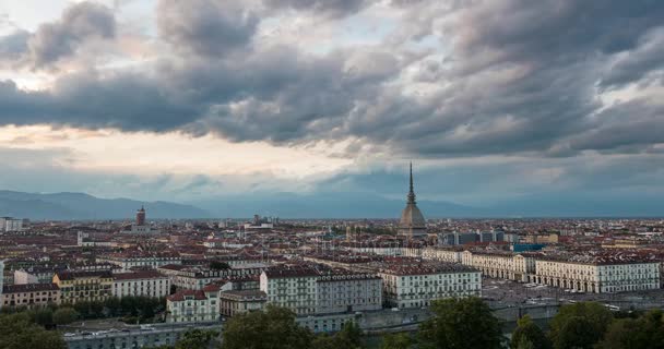 Den noc časová prodleva (Turín, Itálie) Panorama s Mole Antonelliana, tyčící se nad budovami. Dramatické nebe nad Alpy, malebné město světel zapnutí za soumraku. Cíl cesty, historické město. — Stock video