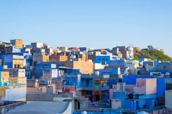 Jodhpur, Rajastán, India, famoso destino turístico y atracción turística. La ciudad azul vista desde arriba a la luz del día, gran ángulo . — Foto de Stock