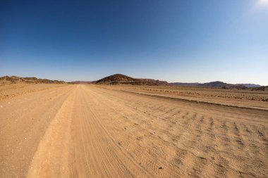 Twyfelfontein, görkemli Damaraland Brandberg, doğal olarak, renkli çöl geçiş çakıl 4 x 4 yol seyahat hedef Namibya, Afrika.