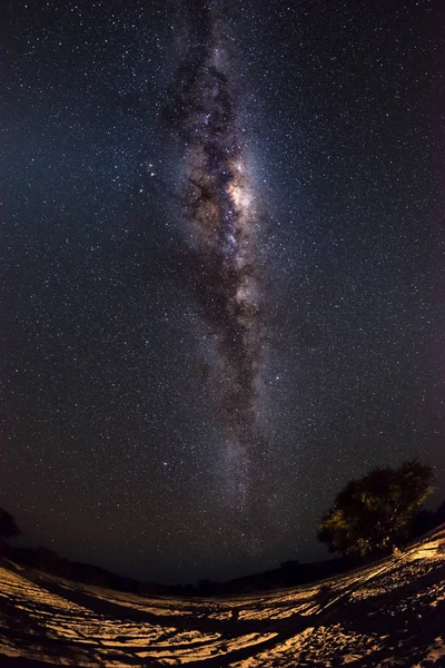 Звёздное небо и дуга Млечного Пути, с деталями его красочного ядра, удивительно яркого, захваченного из пустыни Намиб в Намибии, Африка. Малое Магелланово Облако с левой стороны . — стоковое фото