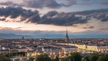 Torino Cityscape, Italia. Siluetinin panoramik Torino, İtalya ' nın parlayan şehir ışıkları ile alacakaranlıkta. Işıklı, Mole Antonelliana doğal etkisi.