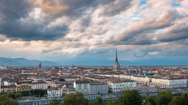 Torino Cityscape, Italia. Vista panorámica del horizonte de Turín, Italia, al atardecer con luces brillantes de la ciudad. El topo Antonelliana iluminado, efecto escénico . — Foto de Stock