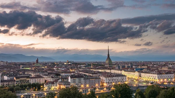 Cidade de Torino, Itália. Vista panorâmica do horizonte de Turim, Itália, ao entardecer com luzes brilhantes da cidade. A toupeira Antonelliana iluminada, efeito cênico . — Fotografia de Stock
