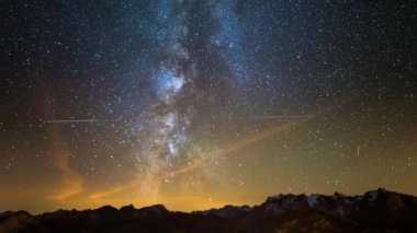 Zaman atlamalı Samanyolu ve yıldızlı gökyüzünün Fransız Alpleri ve görkemli Massif des Ecrins üzerinde döner. Kayan sürümü.