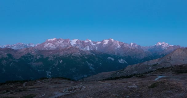 Timelapse από Λυκόφως για την ημέρα του στις Άλπεις. Μεγαλοπρεπείς παγετώνες και βουνοκορφές της τα Massif des Ecrins, πάνω από 4000 m, Γαλλία. — Αρχείο Βίντεο