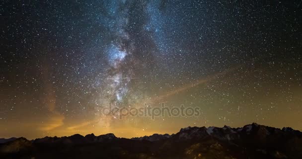 Zeitraffer der Milchstraße und des Sternenhimmels, der sich über den französischen Alpen und dem majestätischen Massiv des ecrins dreht. statische Version. — Stockvideo