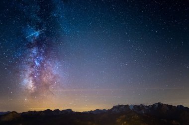 Renkli parlak Samanyolu ve yıldızlı gökyüzünün Fransız Alpleri ve görkemli Massif des Ecrins üzerinde.