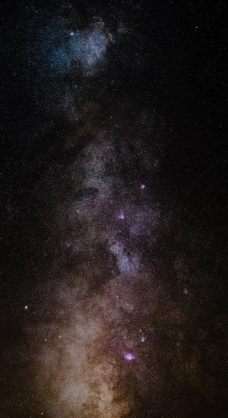 Выдающаяся красота и неповторимость Млечного Пути, с деталями его красочного ядра. Вертикальная панорама 6 сшитых фотографий. Телефото, захваченный высоко в Альпах . — стоковое фото