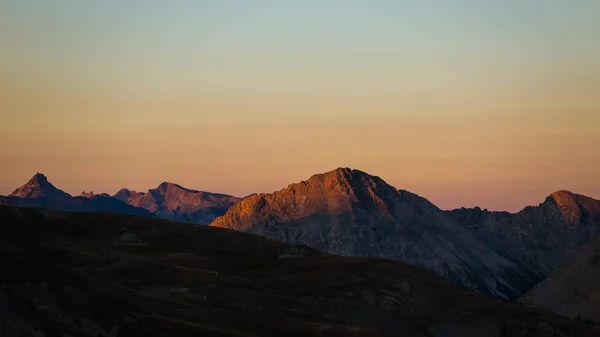 Colorful sunlight on the majestic mountain peaks and ridges of the Alps. — Stock Photo, Image