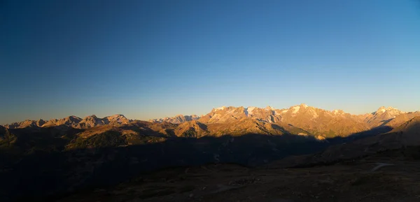 Die majestätischen Gipfel des Nationalparks Massif des ecrins (4101 m) mit den Gletschern, in Frankreich bei Sonnenaufgang. Klarer Himmel, Herbstfarben. — Stockfoto