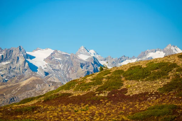 Majestátní vrcholy národního parku Massif des Ecrins (4101 m) s ledovci ve Francii. Teleobjektiv pohled ze vzdálených ve vysoké nadmořské výšce. Jasná obloha, podzimní barvy — Stock fotografie