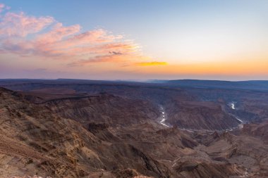 Balık River Canyon, doğal seyahat hedef Güney Namibya. Dağ sırtlar üzerinde son güneş ışığı. Yukarıdan geniş açılı görünüş.