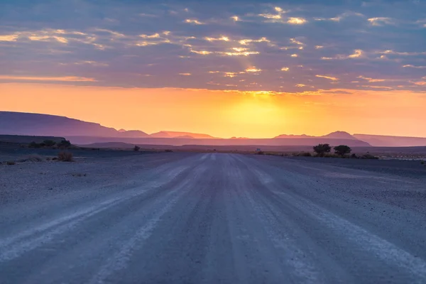 Salida del sol sobre el desierto de Namib, viaje por carretera en el maravilloso Parque Nacional de Namib Naukluft, destino de viaje en Namibia, África. Luz de la mañana, niebla y niebla, aventura fuera del camino . —  Fotos de Stock