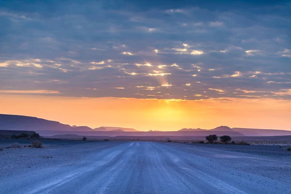 Salida del sol sobre el desierto de Namib, viaje por carretera en el maravilloso Parque Nacional de Namib Naukluft, destino de viaje en Namibia, África. Luz de la mañana, niebla y niebla, aventura fuera del camino . —  Fotos de Stock