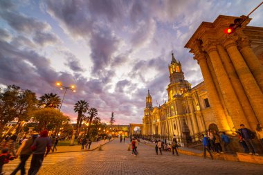 Alacakaranlıkta gökyüzü çarpıcı: Arequipa, Peru, katedral