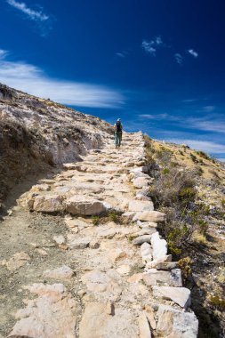 Güneş, Titicaca gölü, adada en doğal arasında görkemli Inca yollar keşfetmek backpacker Bolivya'daki hedef, seyahat. Seyahat macera ve tatiller Amerika. Tonlu görüntü.