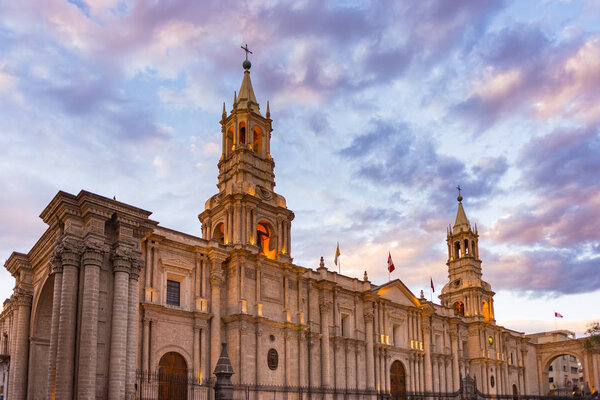 Потрясающее красочное небо и облака в сумерках в Арекипе, знаменитое туристическое направление и достопримечательность в Перу. Широкий угол обзора снизу колониального собора. Панорамная рамка
.