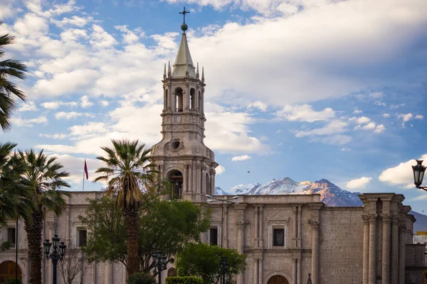 Cattedrale e vulcano ad Arequipa, Perù — Foto Stock