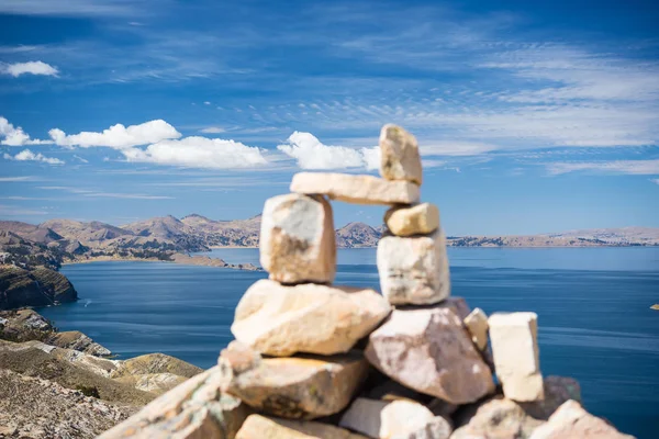 Cairn de pedra com paisagem dramática cênica na Ilha do Sol, Lago Titicaca, entre o destino de viagem mais pitoresco da Bolívia . — Fotografia de Stock