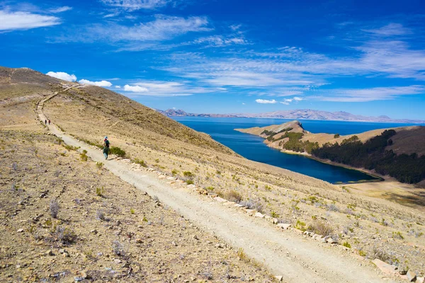 チチカカ湖、太陽の島で最も景観の中で壮大なインカ トレイルを探索バックパッカー旅行ボリビアの先です。アメリカ大陸での冒険や休暇を旅行します。トーンのイメージ. — ストック写真