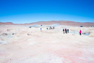 Sıcak su havuzları Andes, Bolivya üzerinde dumanı tüten, turizm