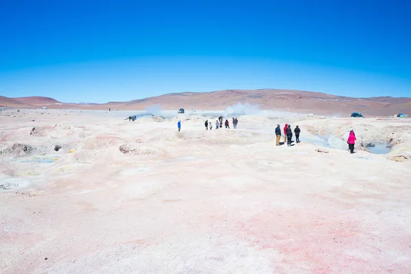 Turismo en estanques de agua caliente en los Andes, Bolivia — Foto de Stock