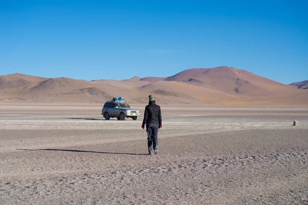 4 x 4 vozidla s turisty na desertic Vysočině v Andách v Huayllajc, Bolívie, roadtrip světu slavné Uyuni sůl plochý. — Stock fotografie