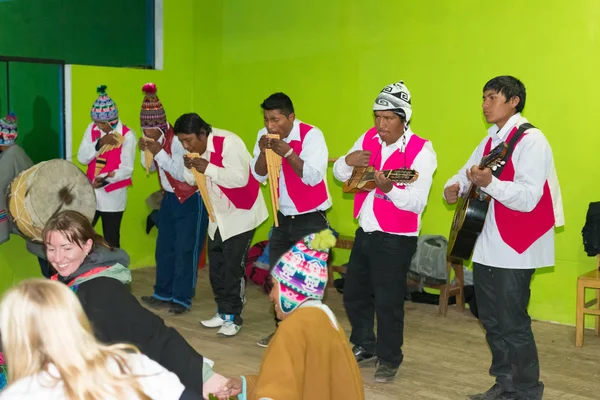 Amantani, Peru - 31 Ağustos 2015: turizm, müzisyenler ve yerel halkın geleneksel dansta kapalı Aamatani Adası, Titicaca gölü, Peru gerçekleştirme.