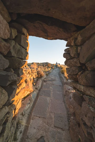 Inca yollar keşfetmek gün batımında Amantani üzerinde turist ' ada, Titicaca gölü, en doğal arasında seyahat hedef Peru. Seyahat macera ve tatiller Amerika. — Stok fotoğraf