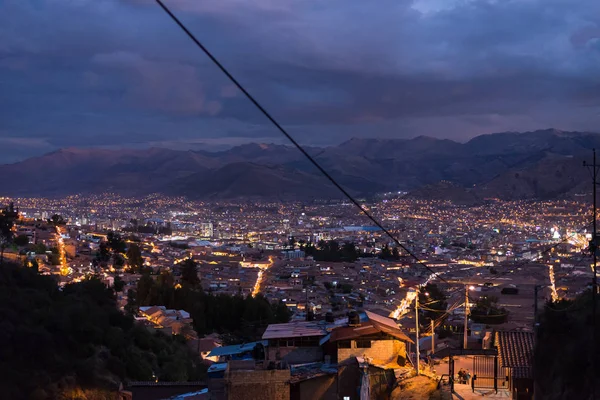 Alacakaranlıkta parlayan şehir ışıkları ile Cusco şehrin panoramik görünümü. Peru ve Güney Amerika en turistik seyahat hedef Cusco arasındadır. — Stok fotoğraf