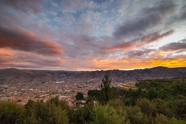 Panoramic view of Cusco town with glowing cloudscape and colorful sky at dusk. Cusco is among the most important travel destination in Peru and the entire South America. — Stock Photo, Image
