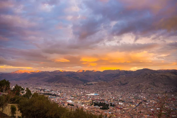 Панорамный вид на город Куско с грозовой облачностью и цветущим небом в сумерках. Куско является одним из самых важных туристических направлений в Перу и всей Южной Америке . — стоковое фото