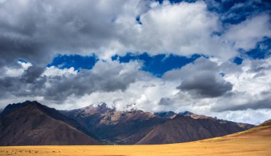 Kutsal vadi, Peru Pisac Inca sitesinden, büyük geniş profili seyahat hedef bölgedeki Cusco, Peru. Dramatik gökyüzü.