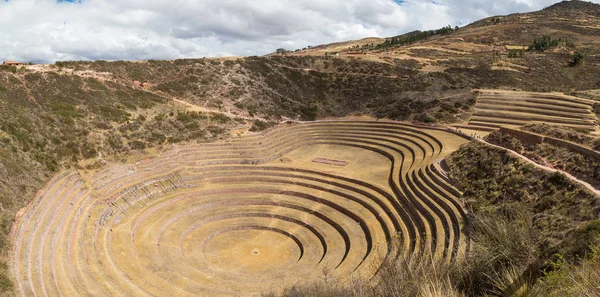 El sitio arqueológico en Moray, destino de viaje en la región del Cusco y el Valle Sagrado, Perú. Majestuosas terrazas concéntricas, supuesto laboratorio de cultivo de alimentos Inca . — Foto de Stock