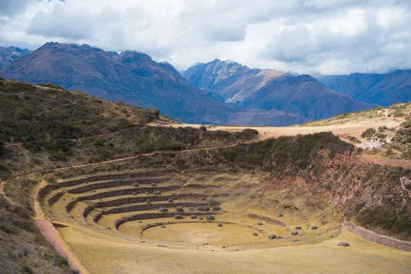 El sitio arqueológico en Moray, destino de viaje en la región del Cusco y el Valle Sagrado, Perú. Majestuosas terrazas concéntricas, supuesto laboratorio de cultivo de alimentos Inca . — Foto de Stock