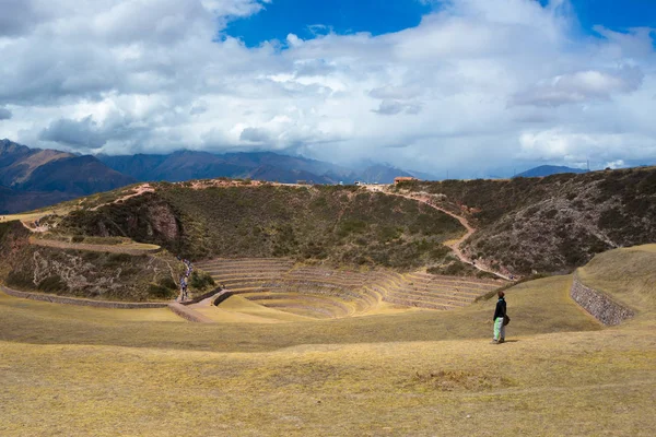 Turystyczne zwiedzanie wykopalisk archeologicznych w Moray, cel podróży w regionie Cusco i Sacred Valley, Peru. Majestatyczny koncentrycznych tarasy, niby laboratorium hodowli żywności Inków. — Zdjęcie stockowe