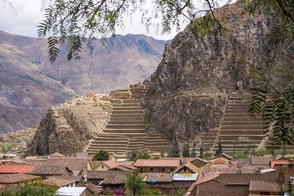 El sitio arqueológico en Ollantaytambo, ciudad Inca del Valle Sagrado, principal destino turístico en la región del Cusco, Perú . — Foto de Stock