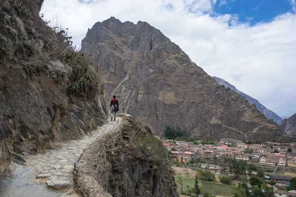 Turista explorando los Senderos Incas y el sitio arqueológico en Ollantaytambo, Valle Sagrado, destino turístico en la región del Cusco, Perú. Vacaciones y aventuras en Sudamérica . — Foto de Stock