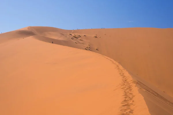 Мальовничі гірські хребти піщані дюни в Sossusvlei, Namib Naukluft Національний парк, кращий туристичний і подорожі тяжіння в Намібії. Пригода і розвідку в Африці. — стокове фото