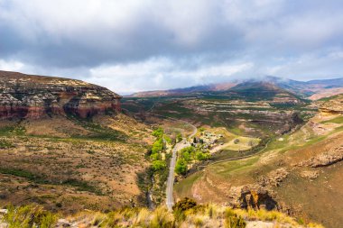 Hedef Güney Afrika, vadiler, kanyonları ve kayalık uçurum, görkemli Golden Gate Highlands Milli Parkı, dramatik peyzaj, seyahat.
