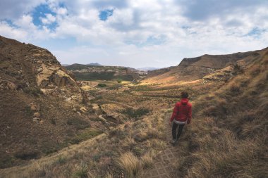 Golden Gate Highlands National Park, Güney Afrika için işaretli izinde trekking turist. Doğal tablo dağlar, kanyonları ve kayalıklarla. Macera ve keşif Afrika.