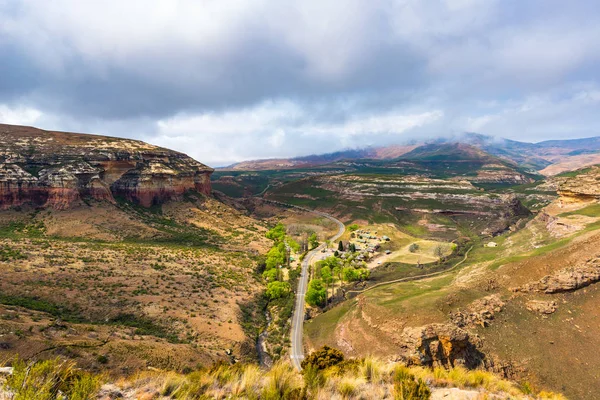 山谷，峡谷，岩石的悬崖在雄伟金门高地国家公园，沿途的风光，旅行的目的地在南非. — 图库照片