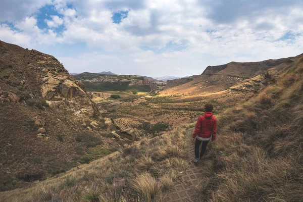 Trekking turistico su sentiero segnalato nel Parco Nazionale delle Highlands del Golden Gate, Sud Africa. Tavola panoramica montagne, canyon e scogliere. Avventura ed esplorazione in Africa . — Foto Stock