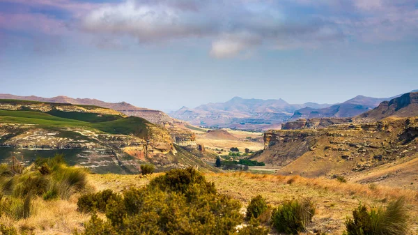 Valles, cañones y acantilados rocosos en el majestuoso Parque Nacional Golden Gate Highlands, paisaje dramático, destino turístico en Sudáfrica . — Foto de Stock