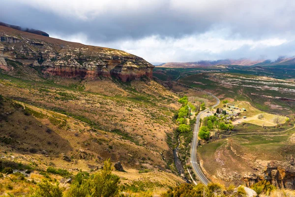 山谷，峡谷，岩石的悬崖在雄伟金门高地国家公园，沿途的风光，旅行的目的地在南非. — 图库照片