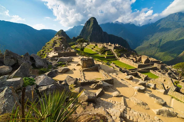 Machu Picchu upplyst av varm solnedgång ljuset. Vidvinkel vy från terrasserna ovan med natursköna himlen och solen sprack. Drömlik resmål, world wonder. Cusco Region, Peru. — Stockfoto