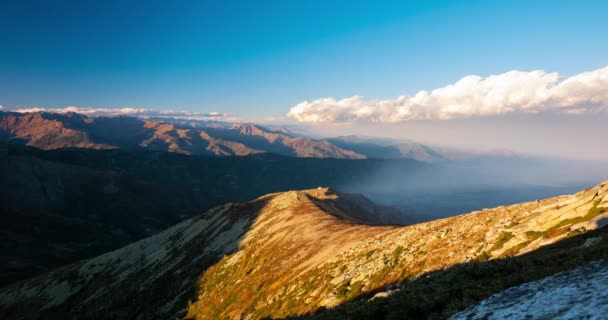 Wolken über Bergkämmen und Gipfeln in den Alpen, Provinz Turin, Italien. Zeitraffer bei Sonnenuntergang und Dämmerung. — Stockvideo